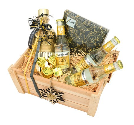 Feinkost-Geschenk "Gin Gold", Gin Gold 999.9, Fever-Tree Tonic Water, Cioccolatino al Caffè Crema, Servietten, Weihnachtsstern, Holzkiste (Kein Postversand)